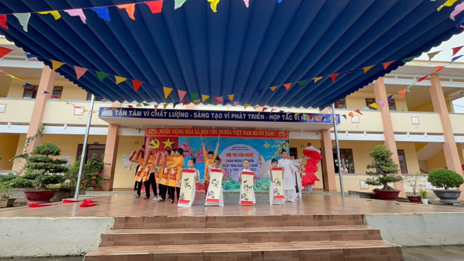 Sáng 20/11, trong không khí hân hoan của cả nước hướng về ngành giáo dục, Trường Tiểu học Hai Bà Trưng Xã Nam Hà Lâm Hà đã long trọng tổ chức “Hội diễn văn nghệ” nhân kỷ niệm 43 năm Ngày Nhà giáo Việt Nam (20/11/1982 - 20 